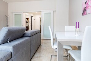 Lägenhet - 2 sovrum - balkong | Vardagsrum | 27-tums tv med digitalkanaler