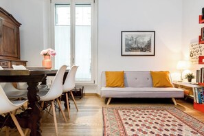 Apartment, 2 Schlafzimmer, Terrasse | Wohnzimmer | Flachbildfernseher
