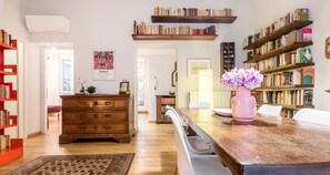 Huoneisto, 2 makuuhuonetta, terassi | Ruokailu omassa huoneessa