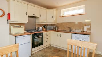 Cottage | Private kitchen | Cookware/dishes/utensils