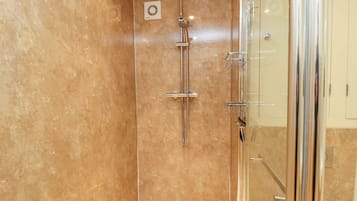 Cottage | Badkamer | Een douche