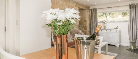 Cottage | Private kitchen | Dishwasher, cookware/dishes/utensils