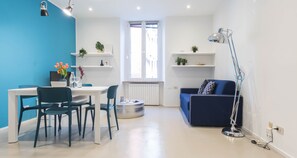 Apartment, 1 Schlafzimmer | Wohnbereich | 20-Zoll-Fernseher mit Digitalempfang