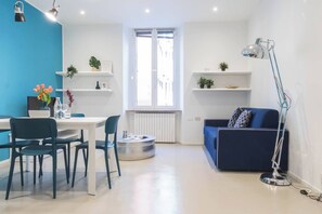 Appartement, 1 chambre | Salle de séjour | Téléviseur de 20 po avec télévision numérique