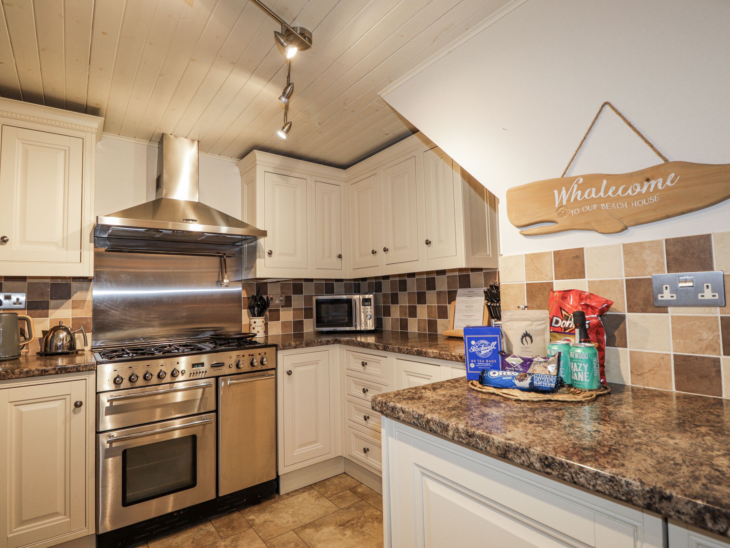 Cottage | Private kitchen | Dishwasher, cookware/dishes/utensils