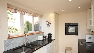 Cottage, Sea View | Private kitchen | Full-sized fridge, microwave, oven, stovetop