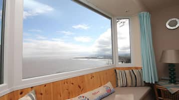 Casa de campo, vista para o mar | Área de estar | Smart TV 28 polegadas com canais via satélite, TV