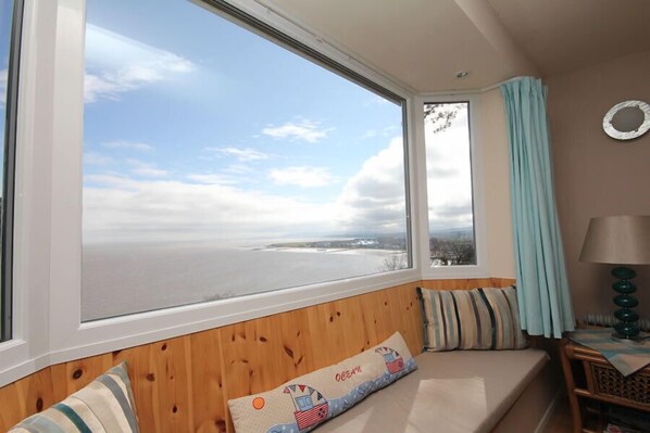 Casa de campo, vistas al mar | Zona de estar | Smart TV de 28 pulgadas con canales por satélite, una televisión