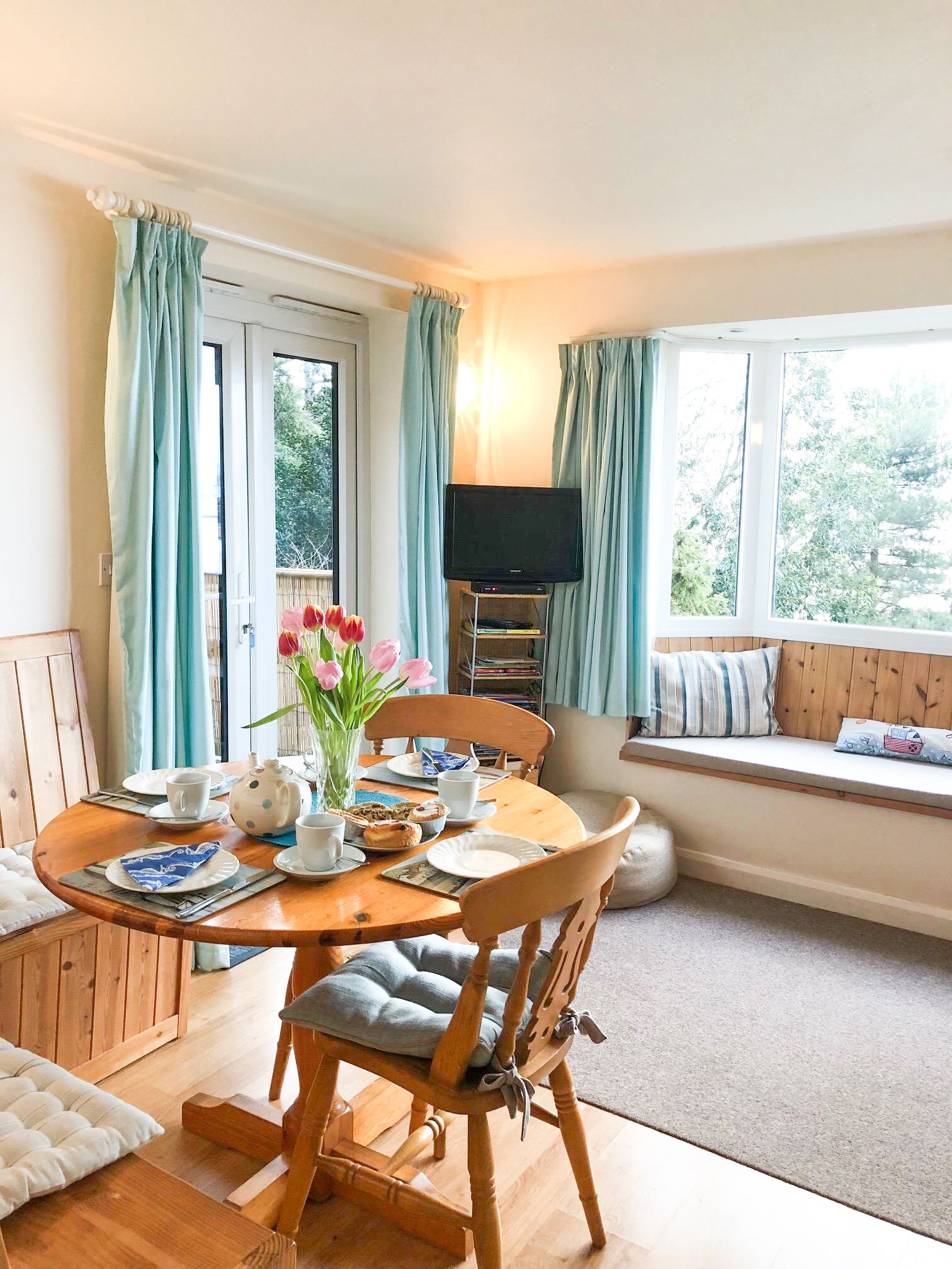 Casa de campo, vista para o mar | Área de estar | Smart TV 28 polegadas com canais via satélite, TV