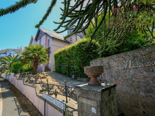 A street view with a stone wall labeled "Wedgewood" and a sign for "Allenhayes' Road". - Wedgwood (Salcombe)