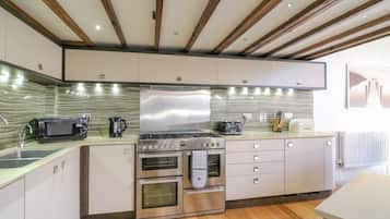 Cottage | Private kitchen | Dishwasher, cookware/dishes/utensils