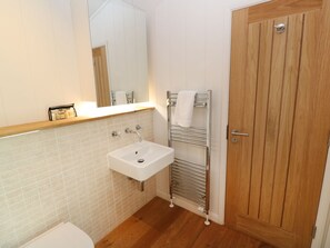 Bathroom - 6 Streamside (Looe)