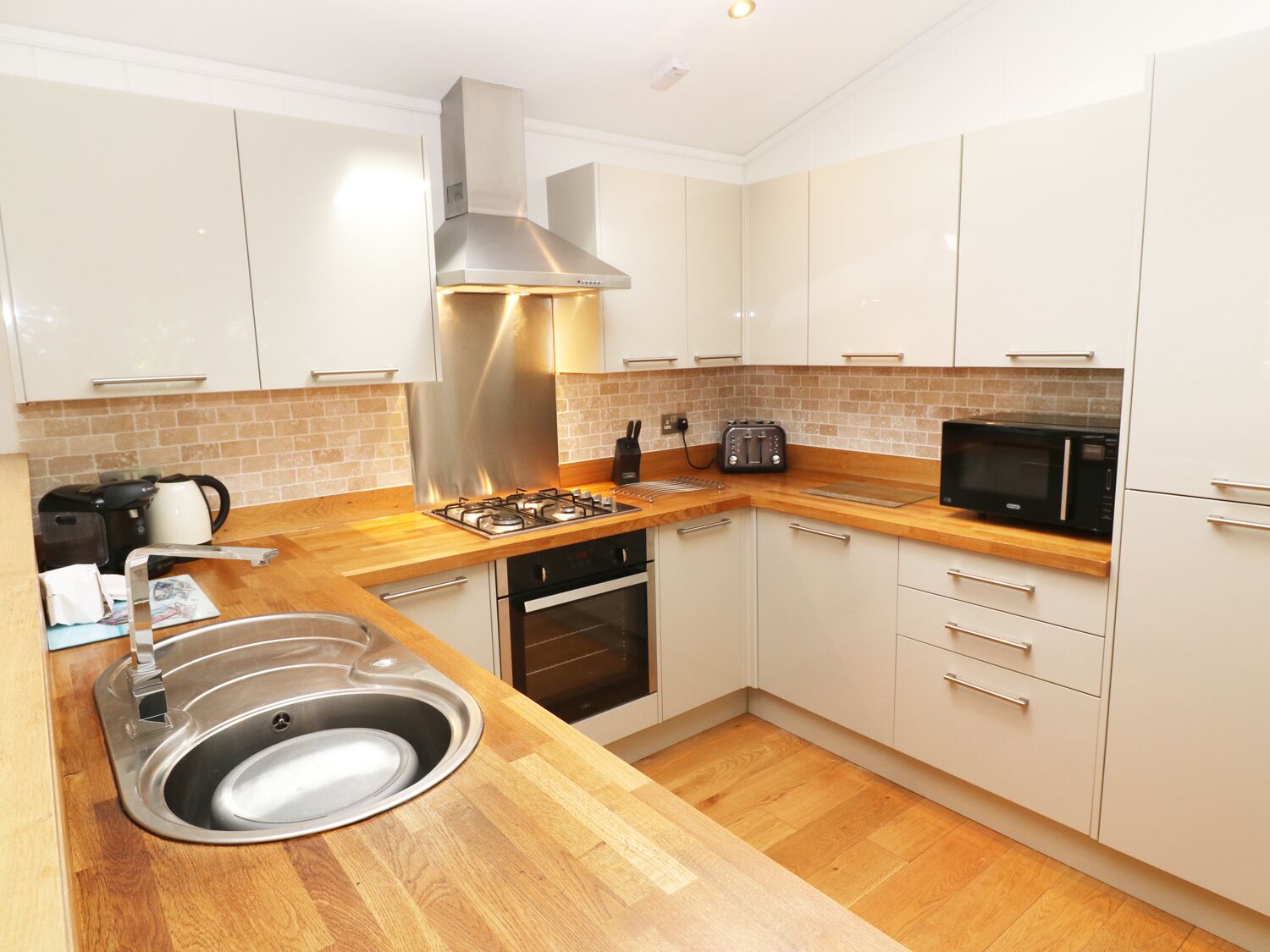 Cottage | Private kitchen | Oven, stovetop, dishwasher, cookware/dishes/utensils