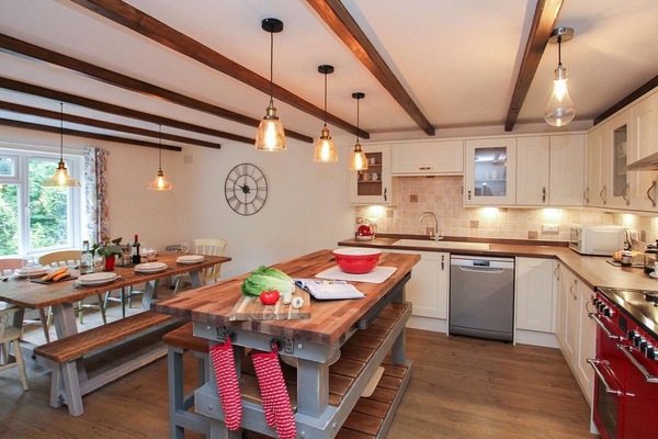 Cottage | Private kitchen | Dishwasher, cookware/dishes/utensils