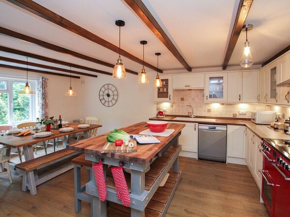 Cottage | Private kitchen | Dishwasher, cookware/dishes/utensils - Gwyndy Bach (Caernarfon)