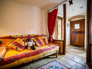 Cottage | 2 bedrooms, individually decorated, individually furnished