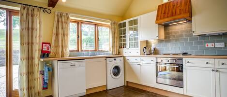 Cottage | Private kitchen | Dishwasher, cookware/dishes/utensils