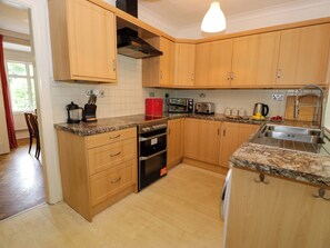 Casa de campo | Cocina privada | Microondas, placa de cocina y utensilios de cocina
