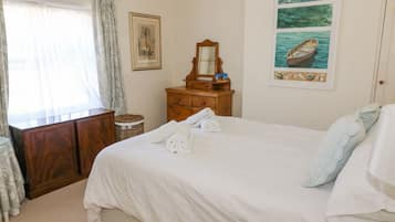 Cottage | 2 bedrooms, individually decorated, individually furnished, free WiFi