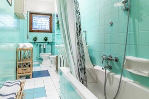 Appartement, 1 chambre, terrasse | Salle de bain | Baignoire, bidet, serviettes fournies, papier toilette