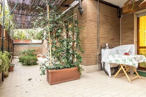 Terrace/patio - JOIVY Quiet Apt w Terrace in Beautiful Area (Milan)
