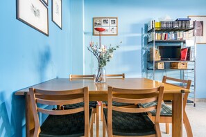 In-room dining - JOIVY Quiet Apt w Terrace in Beautiful Area (Milan)