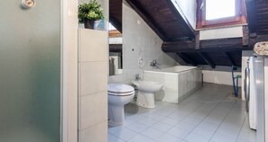 Appartement, 2 chambres | Salle de bain | Bidet, serviettes fournies, savon, papier toilette