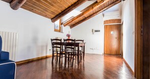 Appartement, 2 slaapkamers | Dineren in de kamer