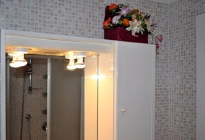House, 3 Bedrooms, 2 Bathrooms | Bathroom | Shower, rainfall showerhead, towels, soap - JOIVY Elly's Terrace-old City (Viareggio)