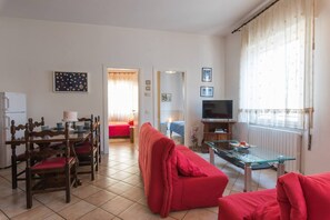 Casa, 3 habitaciones, 2 baños | Sala de estar | Una televisión