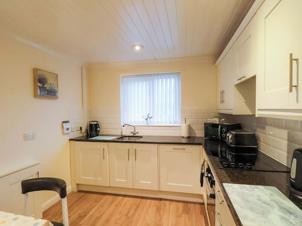 Cottage | Cuisine privée | Lave-vaisselle, batterie de cuisine, vaisselle et ustensiles