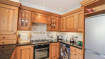 Cottage | Private kitchen | Dishwasher, mixer, cookware/dishes/utensils