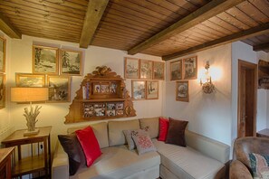 Departamento, 2 habitaciones, 2 baños | Sala de estar | Televisión de 20 pulgadas con canales digitales 