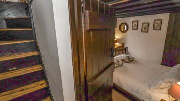 Cottage | 2 bedrooms, individually decorated, individually furnished, free WiFi