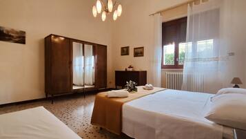 4 bedrooms, iron/ironing board, Internet, bed sheets