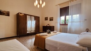 4 bedrooms, iron/ironing board, Internet, bed sheets