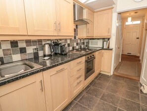 Cottage | Private kitchen | Dishwasher, cookware/dishes/utensils