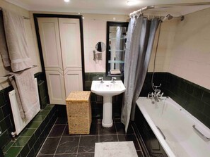 Bathroom - Charming 1 Bed Flat With Patio in Affluent Fulham (London)