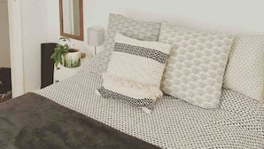 Room - Charming 1 Bed Flat With Patio in Affluent Fulham (London)