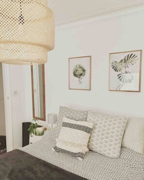 1 غرفة نوم ومكتب وملاءات أسرّة