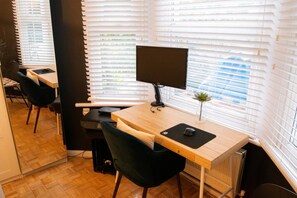 1 bedroom, desk, bed sheets - Charming 1 Bed Flat With Patio in Affluent Fulham (London)