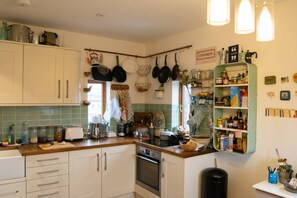 Oven, stovetop, dishwasher, cookware/dishes/utensils - Unique 3 Bedroom Water Tower Home Close To Tube (London)