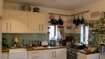 Oven, stovetop, dishwasher, cookware/dishes/utensils