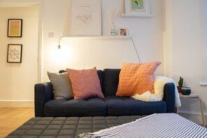 TV, Netflix, streaming services - Charming 1 Bedroom Flat With Patio In Hackney (London)