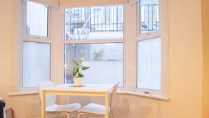 Coffee/tea maker, fridge, microwave, oven - Charming 1 Bedroom Flat With Patio In Hackney (London)