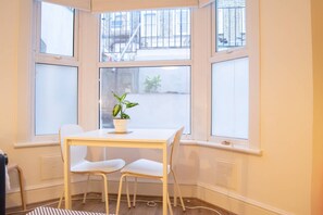 Fridge, microwave, oven, stovetop - Charming 1 Bedroom Flat With Patio In Hackney (London)