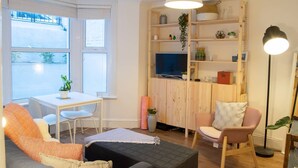 TV, Netflix, streaming services - Charming 1 Bedroom Flat With Patio In Hackney (London)