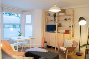 TV, Netflix, streaming services - Charming 1 Bedroom Flat With Patio In Hackney (London)
