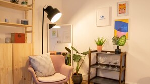 TV, Netflix, streaming services - Charming 1 Bedroom Flat With Patio In Hackney (London)