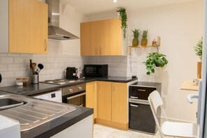 Fridge, microwave, oven, stovetop - Charming 1 Bedroom Flat With Patio In Hackney (London)